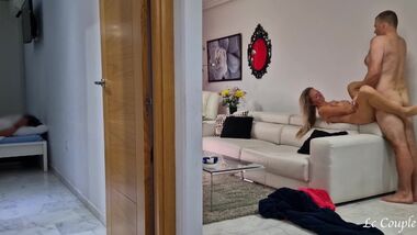 Измена - Жена смотрит как муж ебется с её подругой в соседней комнате
