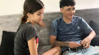 Брат с сестрой устроили еблю в тайне от родителей